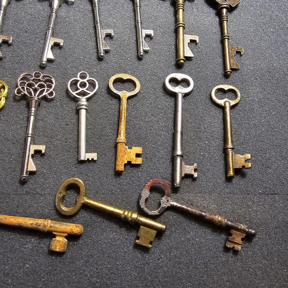 Large Lot Of 22 Metalic Ornate Skeleton Keys Modern Reproductions For Crafts - Picture 2 of 7